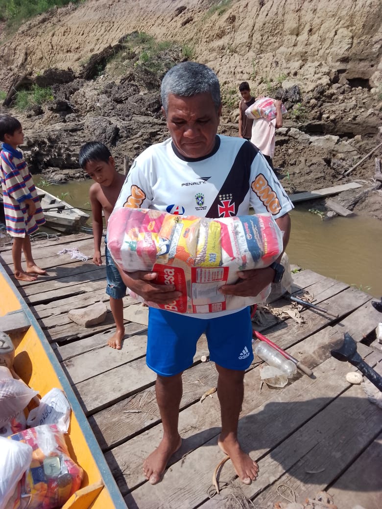 Estiagem: doação de alimentos e água beneficia 343 famílias na Reserva Amanã, no Amazonas